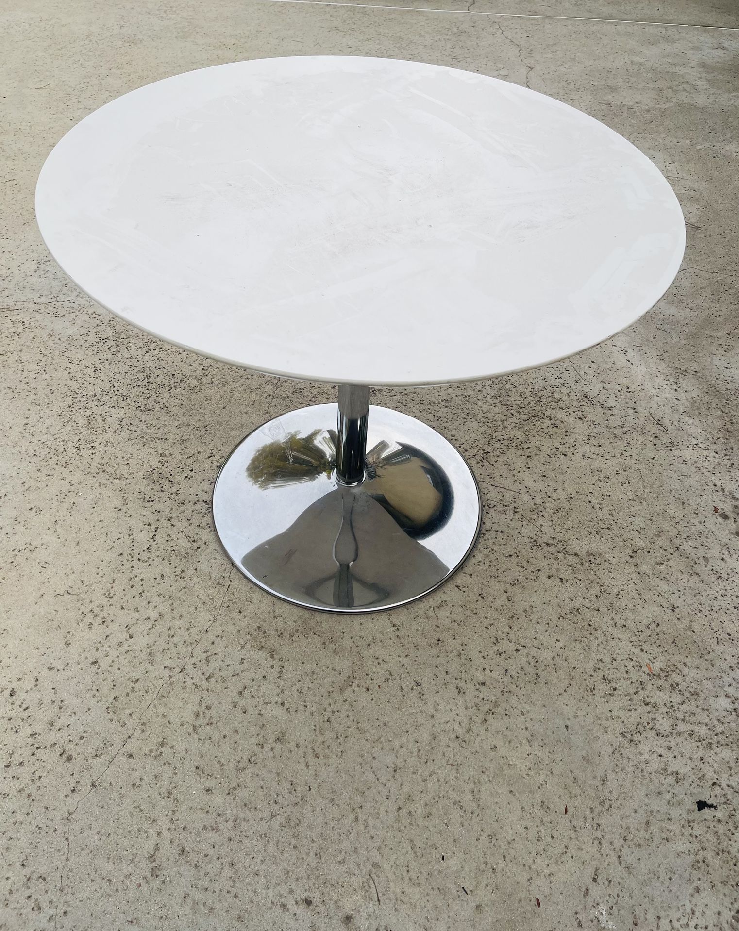 Modern White   Breakfast Table