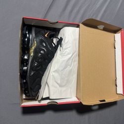 Black and gold vapor max shoes zapatos