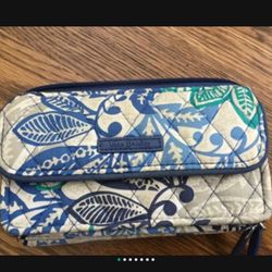 EXCELLENT VERA BRADLEY NAVY BLUE, AQUA & BEIGE FLORAL SANTIAGO ZIPPER WALLET WRISTLET PURSE BAG BILLFOLD - GIFT!