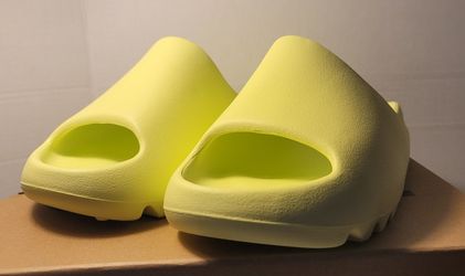 Yeezy Slides Glow Size 9