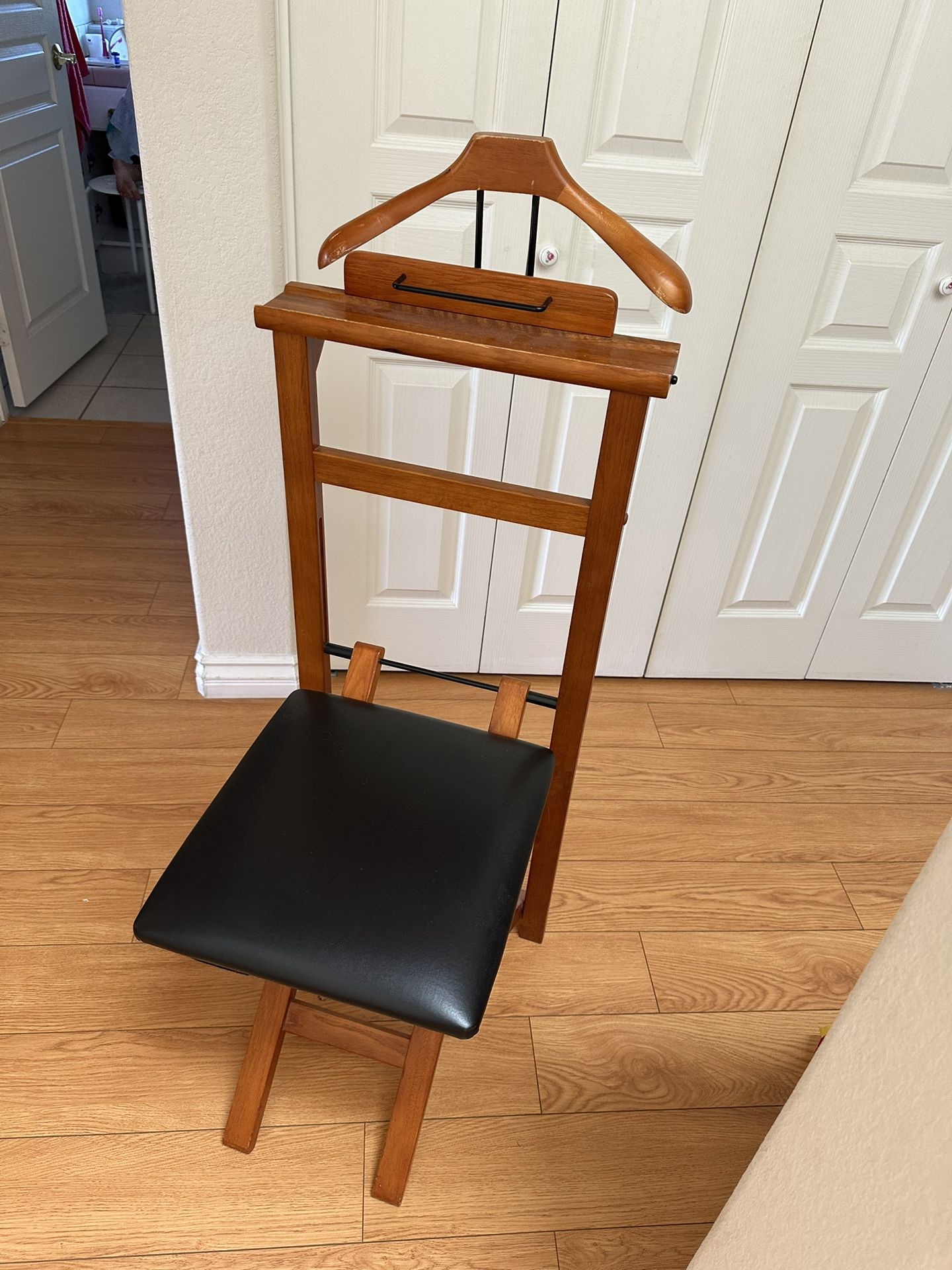 Gentleman’s valet chair