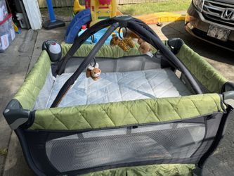 Chicco Pack-n-play - Green and Gray