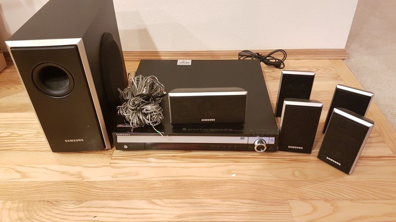 Samsung HT-Q45 Home Theater Audio System 5-disc DVD changer