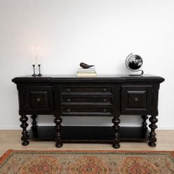 Tommy Bahama Kingstown Regiment Huntboard / Dresser in great condition