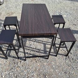 Table w/ 4 stools