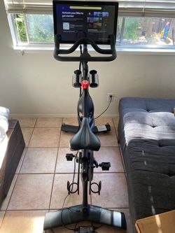 Peloton Bike 2020 very good condition accessories incl