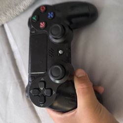 PS4 Monitor With Controller 