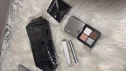 R.E.M bundle Ariana grande makeup