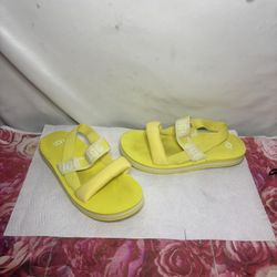 Women’s Size 6 Ugg Slippers 