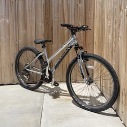 26 Inch Woman’s Trek mountain bike ready to go 16 inch frame. I’m asking $200 or best offer pick up only open to trades.