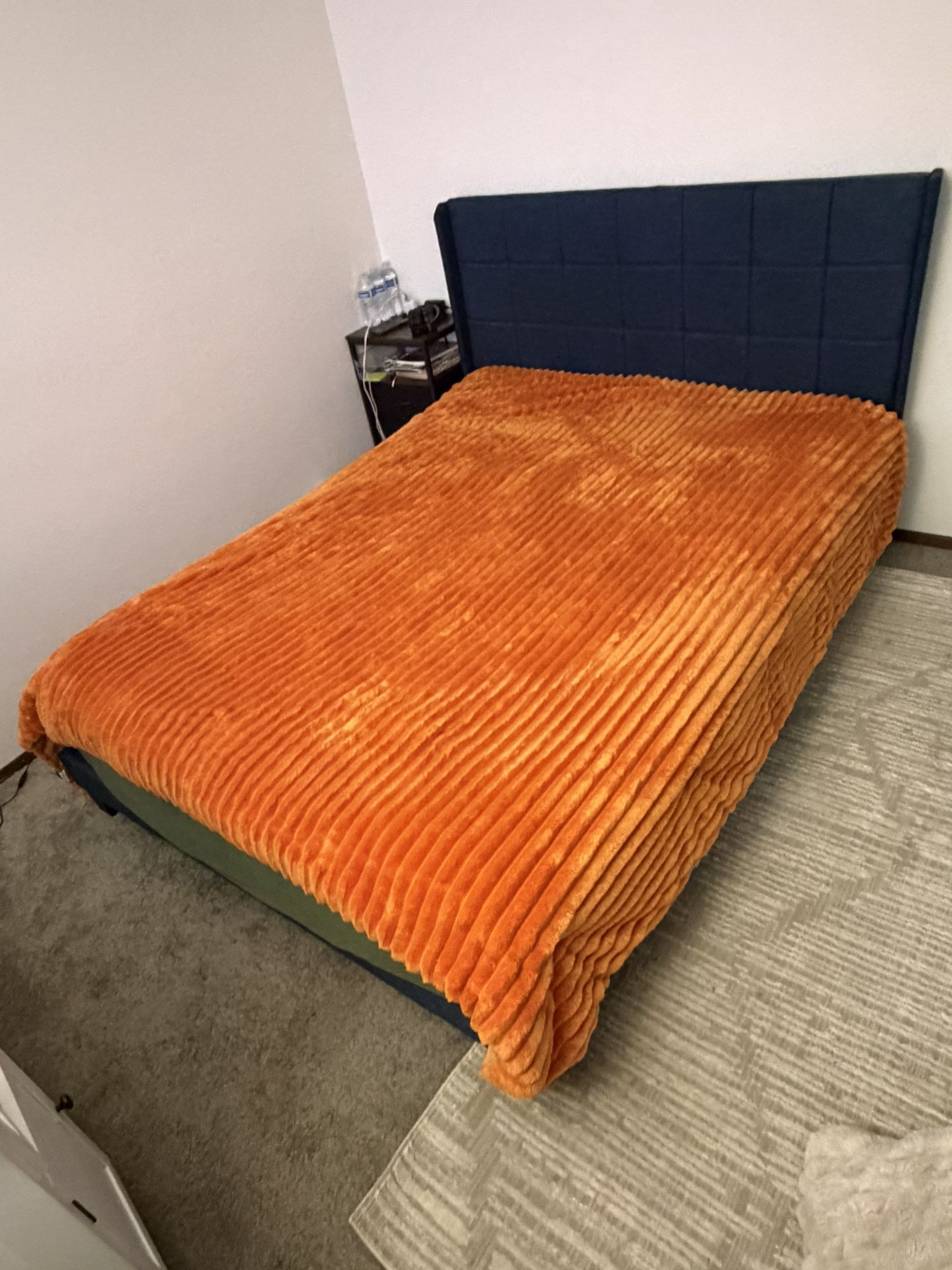 QUEEN SIZE BED AND MATTRESS