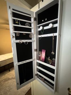 Jewelry cabinet