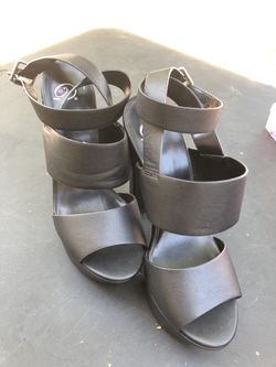 Women’s black heels size 8 never used