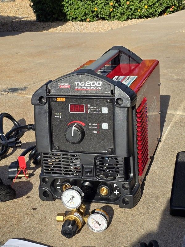 BRAND NEW - Lincoln Electric Square Wave TIG 200 TIG Welder (used less than 1 hour)