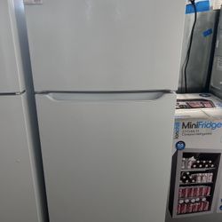 New Frigidaire 18.3 Cu Ft Top Freezer Bottom Refrigerator 