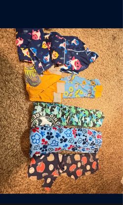 Pijamas para niño talla 5 $25
