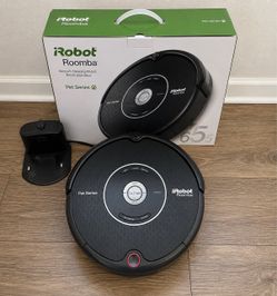 iRobot Roomba 655 Pet Series Robot Vacuum + Dock & Box