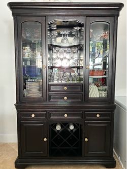 Elegant Wooden China Cabinet/Hutch