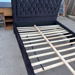 Bed frame without mattress or with mattress / base de cama sin colchón o con colchón 