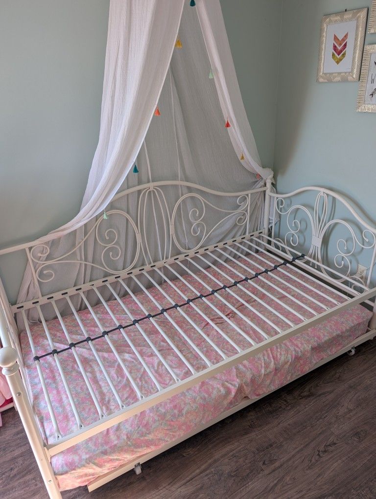 White wrought iron twin day bed with trundle