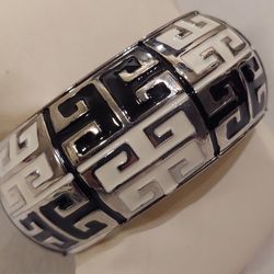 CUFF BRACELET FROM EUROPE. 🤍PRICE HAS BEEN REDUCED!! 🖤