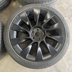 Model Y 20 Inch wheel set