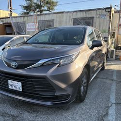 2021 Toyota Sienna LE | 125K Miles | Dealer Sale | Financing Available