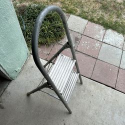 Foldable 2-Step Ladder