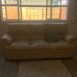 2 Leather Couch In Good Condition 