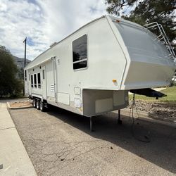 2007 Forest River 5th Wheel Toyhauler F38
