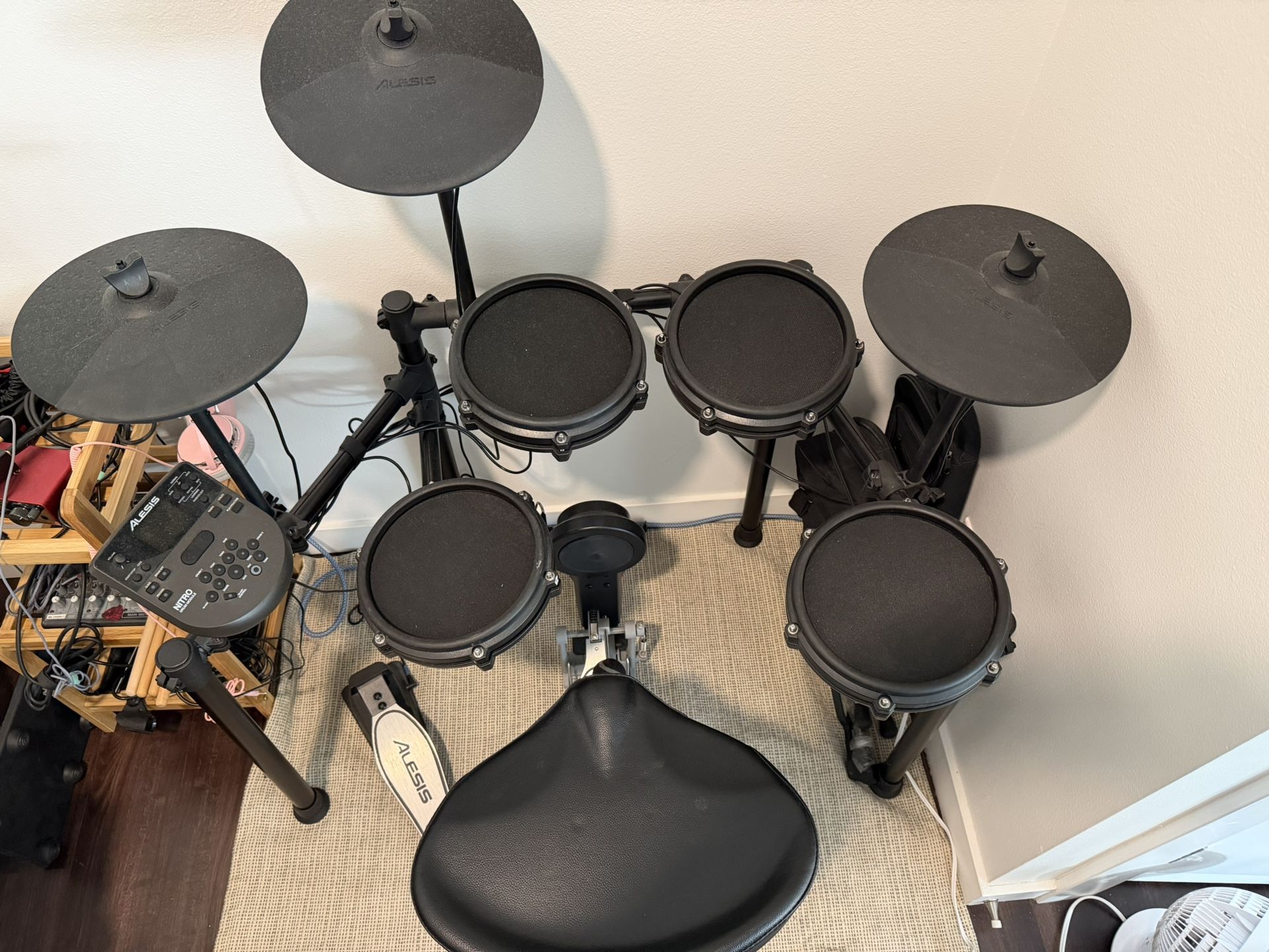 Alesis Nitro Mesh kit + Drum throne