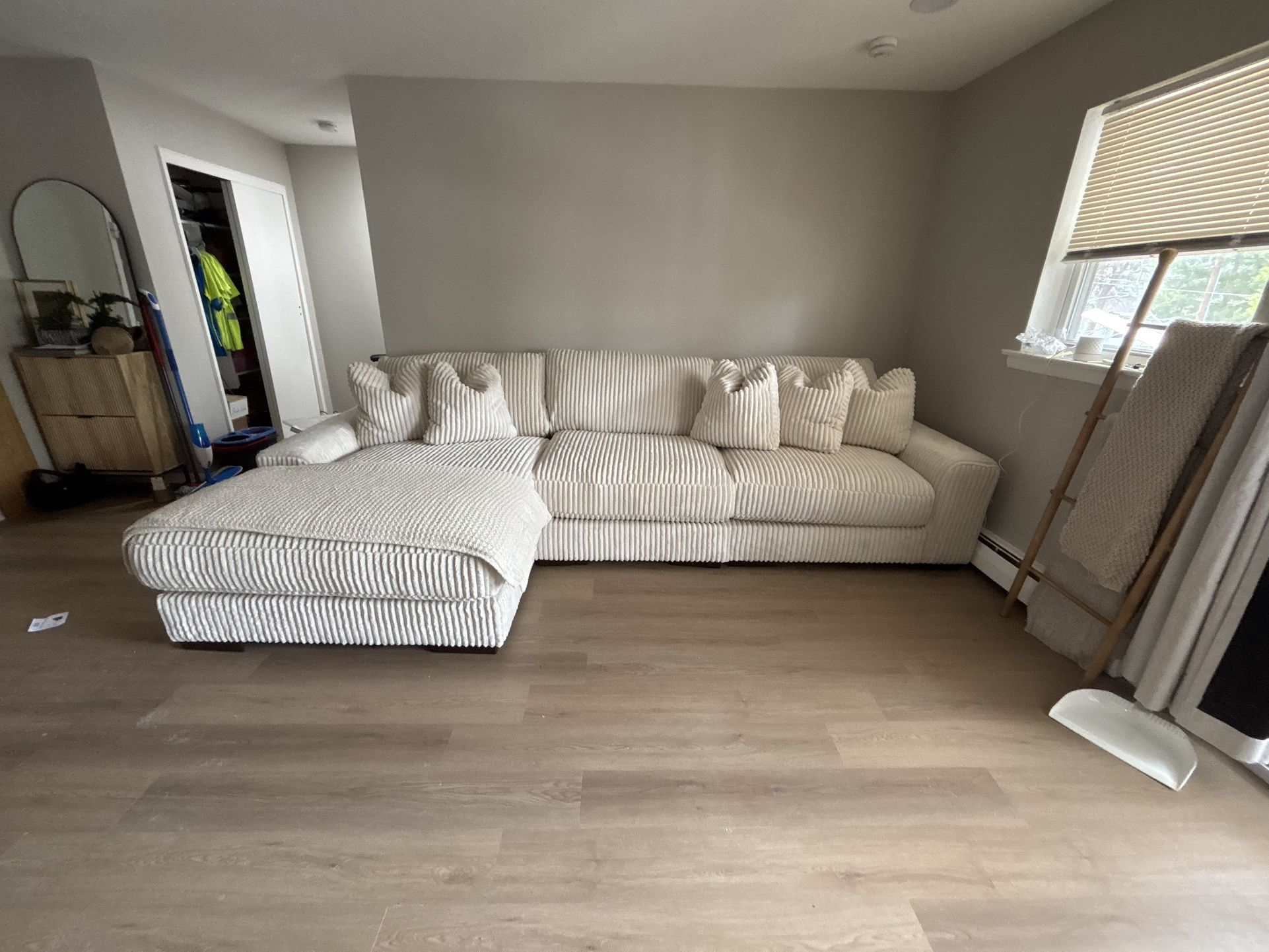 Lindyn Sectional Couch