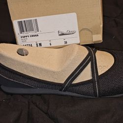 Women's Clark NEW Size 8