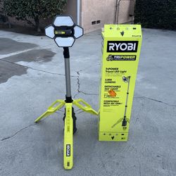 RYOBI 18-Volt ONE+ Cordless Hybrid Tripod Stand Light (Tool Only