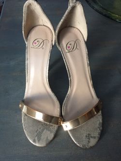Cute gold heels *NEW