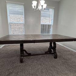 Wood Dining Table, It can be expanded (8 seats) or made smaller (6 seats).