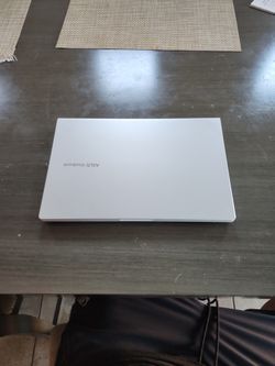 Latest Windows 11 ASUS Vivobook With Original Box And Charger