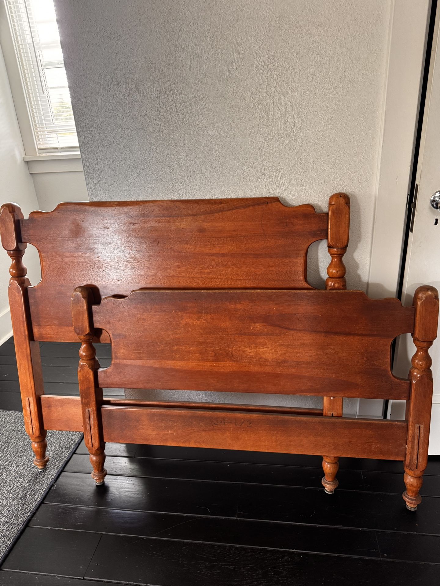 🛏️ Vintage Solid Wood Twin Bed Frame – Headboard + Footboard
