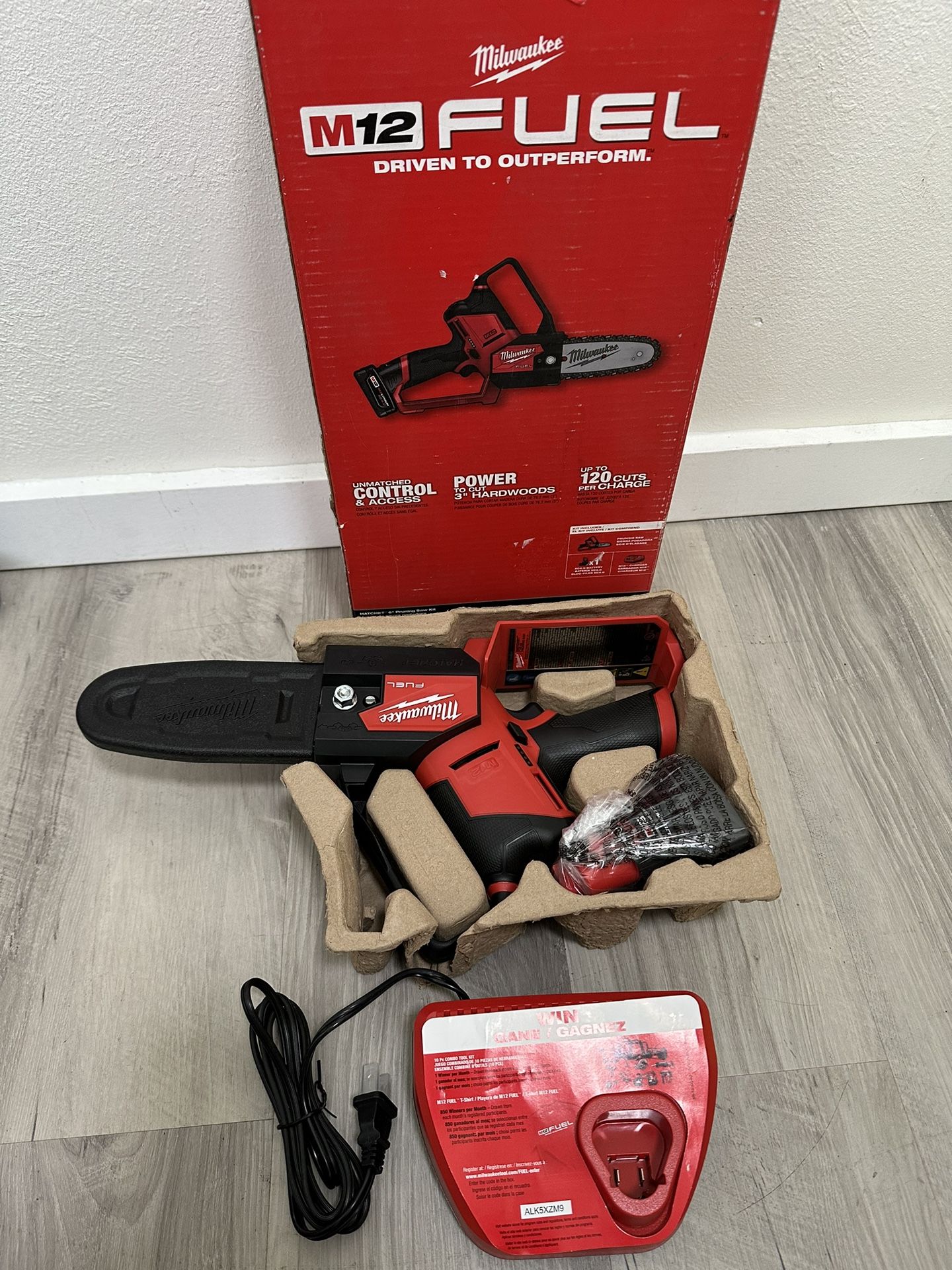 Milwaukee M12 FUEL 12V Brushless Battery 6 in. HATCHET Pruning Saw Kit with 4.0 Ah Battery & Charger