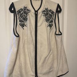 Women’s clothing vest size XL has beads in the black flower area. Pick up area Everett cash only. Sorry I don’t ship. 