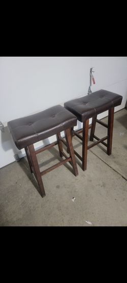 2 stools  in excellent condition