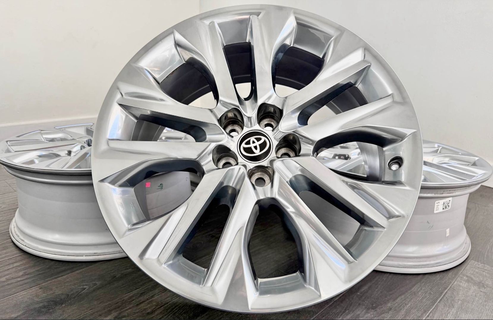 20” Toyota Highlander Wheels / Rims OEM Genuine One Rim has a light scuff Bolt Pattern: 5x4.5 inch / 5x114.3 mm Center Bore: 60.1mm Width: 20x8 Off