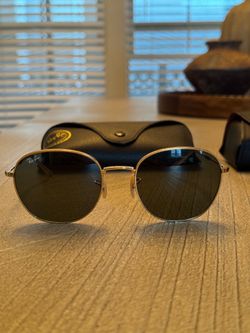 Ray-Ban Round Metal Gold Sunglasses with Case