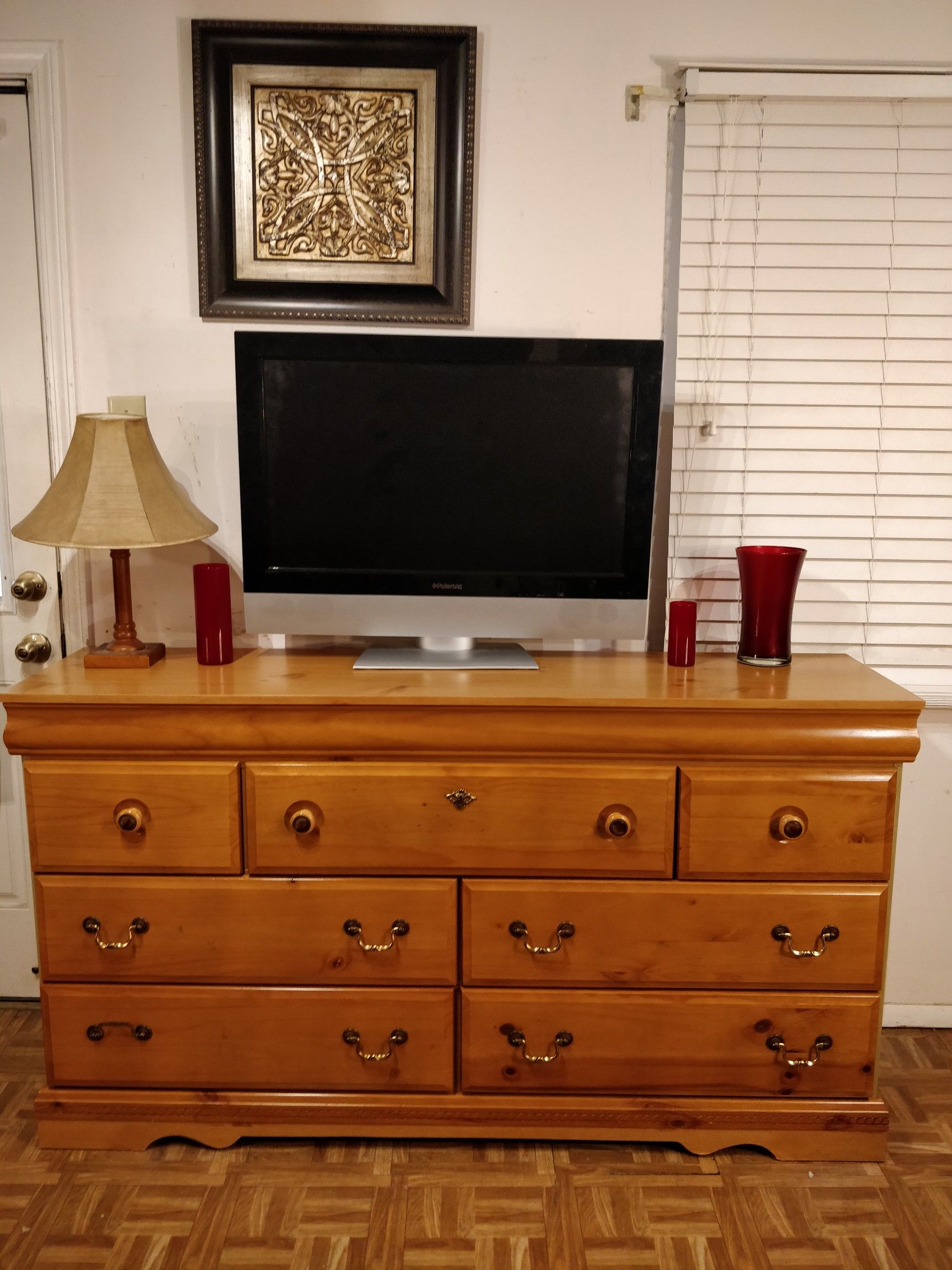 Nice modern big dresser/TV stand with 7 drawers in very good condition. L64"*W16"*H35.5"