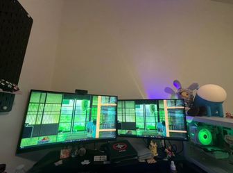 Triple Monitor Setup – Three Flat Screen Displays & PC