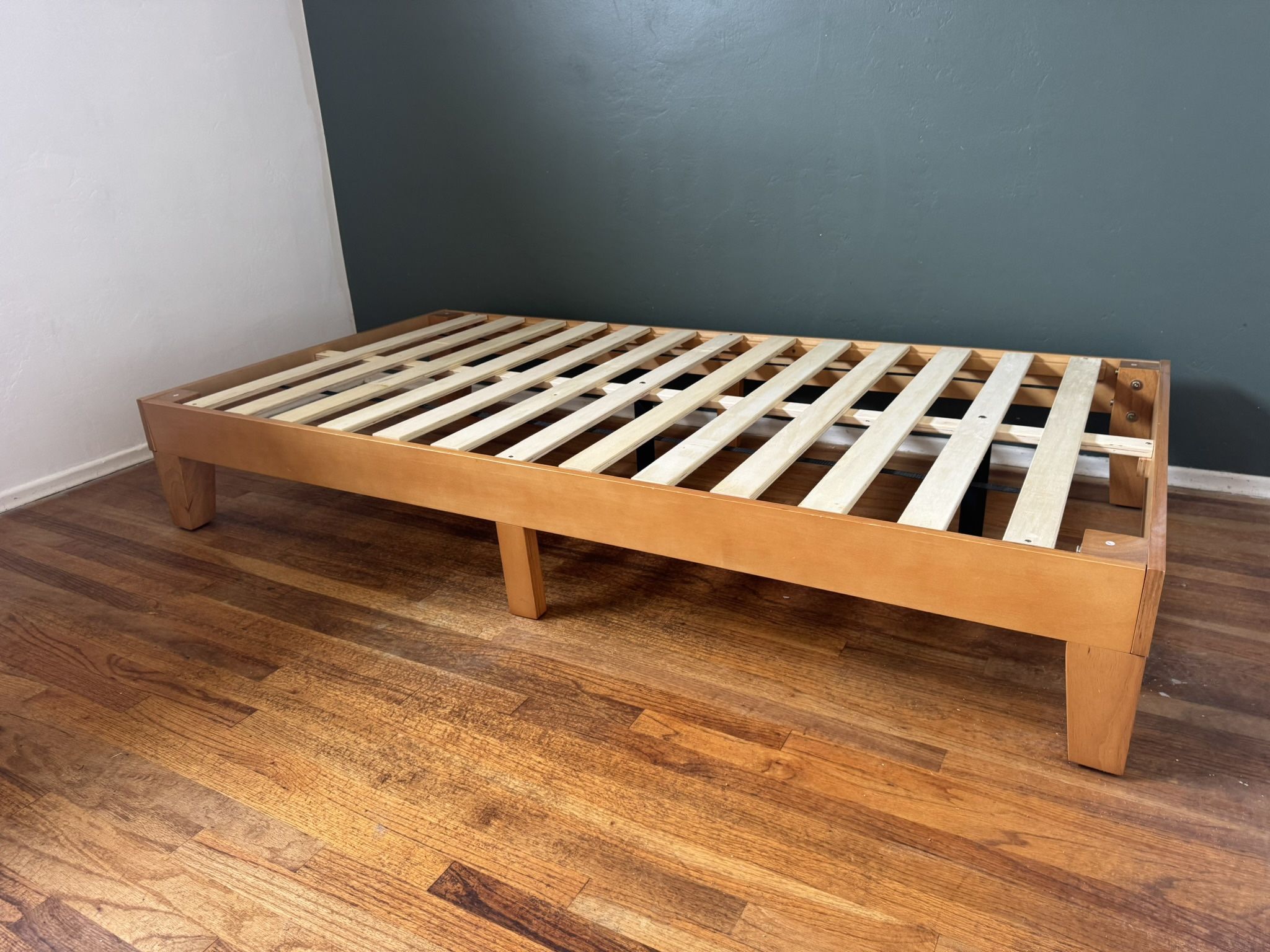 Bed Frame: Twin Size