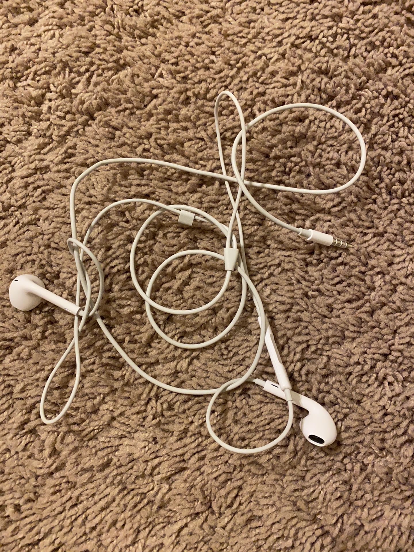 Apple Earbuds with 3.5mm auxiliary plug and volume control