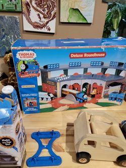 Wooden Thomas Train Deluxe Roundhouse