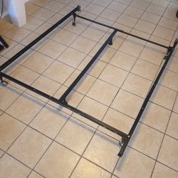 Queen size metal frame, good condition 