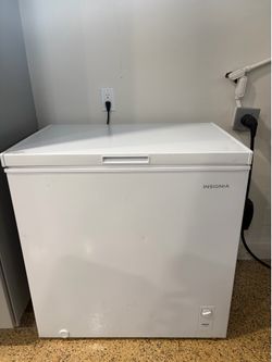 Insignia Deep Chest Freezer White